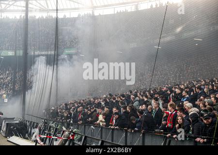 ROTTERDAM-Fans sehen beim Endspiel des TOTO KNVB Cup zwischen Feyenoord und NEC Nijmegen im Feyenoord Stadion de Kuip am 21. April 2024 in Rotterdam, Niederlande, Rauch aus Feuerwerk. ANP MAURICE VAN STEEN Stockfoto