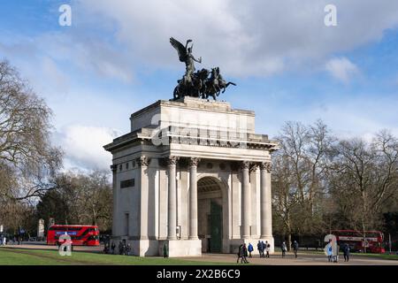 Wellington Arch, auch bekannt als der Constitution Arch, ist ein Triumphbogen des Decimus Burton in Hyde Park Corner mit der Goddess Nike Stockfoto