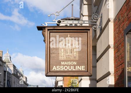 Hängendes Schild mit Logo für den Maison Assouline Flagship Store in Piccadilly, London. Assouline definiert sich als die erste Luxusmarke für Kultur Stockfoto