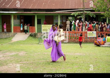 BOKAKHAT, INDIEN, 19. APRIL: Wähler kehren nach der Wahl während der ersten Phase der indischen Parlamentswahlen am 19. April 2024 in Bokakhat, Assam, zurück. Stockfoto