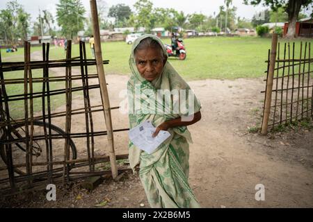 BOKAKHAT, INDIEN, 19. APRIL: Eine ältere Frau kommt in einem Wahlhaus an, um ihre Stimme während der ersten Phase der indischen Parlamentswahlen zu A abzugeben Stockfoto