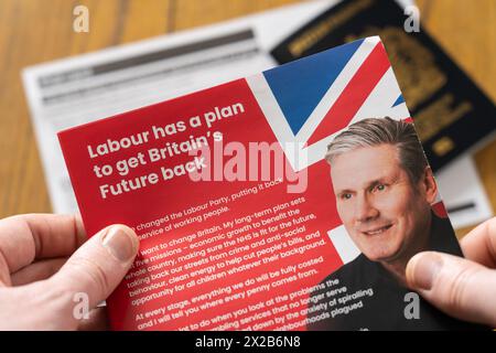 Man hält einen Flieger der Labour Party für die Kommunalwahlen im Mai 2024 mit einem Bild von Keir Starmer, dem Vorsitzenden der Labour Party. England Stockfoto