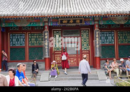 Neuer Sommerpalast, Peking, China, Asien, Menschen vor einem reich dekorierten traditionellen Tempel, Peking Stockfoto