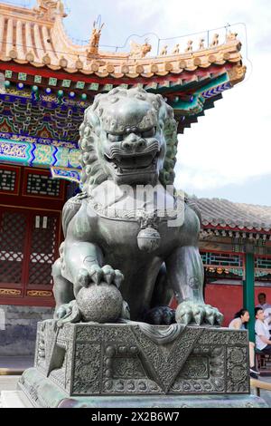 Neuer Sommerpalast, Peking, China, Asien, eine imposante Steinstatue eines Löwen, ein Hüter traditioneller chinesischer Kunst, Peking Stockfoto