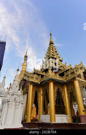 Shwedagon Pagode, Yangon, Myanmar, Asien, Goldener Tempel mit komplexen Dekorationen unter blauem Himmel mit weißen Wolken, Asien Stockfoto