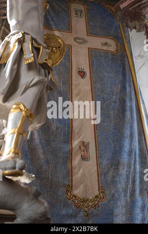 Das historische Fastengrabtuch hängt hinter dem Heiligen Grab, St. Wendelin, Kirchenweg 8, Eyershausen, Unterfranken, Bayern, Deutschland, Europa Stockfoto