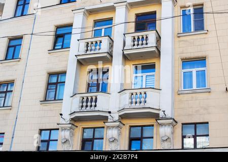 Tagsüber hebt sich die azurblaue Gebäudefassade mit zahlreichen Fenstern und Balkonen als eine wunderschöne Eigentumswohnung mit einem blauen Farbton hervor, Showcasi Stockfoto