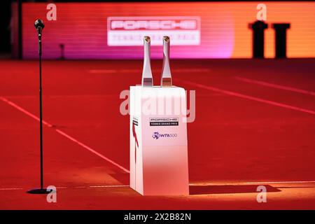 Stuttgart, Baden-Württemberg, Deutschland. April 2024. Impressionen die Trophäen während des Jahres 47. Porsche Tennis Grand Prix Stuttgart – WTA500 (Bild: © Mathias Schulz/ZUMA Press Wire) NUR REDAKTIONELLE VERWENDUNG! Nicht für kommerzielle ZWECKE! Stockfoto