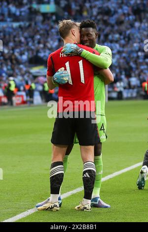 London, Großbritannien. April 2024. Rasmus H¿jlund von Manchester United erzielt den entscheidenden Elfmeter und feiert mit Manchester United Torhüter Andr Onana beim FA Cup Halbfinalspiel zwischen Coventry City und Manchester United am 21. April 2024 im Wembley Stadium in London. Foto von Ken Sparks. Nur redaktionelle Verwendung, Lizenz für kommerzielle Nutzung erforderlich. Keine Verwendung bei Wetten, Spielen oder Publikationen eines einzelnen Clubs/einer Liga/eines Spielers. Quelle: UK Sports Pics Ltd/Alamy Live News Stockfoto