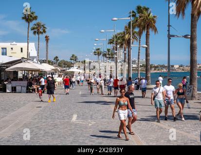 Touristen gehen entlang der Promenade an der Poseidonos Avenue, Paphos, Zypern. Stockfoto