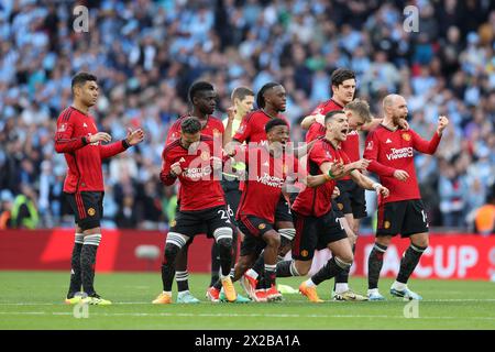 London, Großbritannien. April 2024. Spieler von Manchester United feiern im Elfmeterschießen. Das Halbfinale des Emirates FA Cup, Coventry City gegen Manchester United im Wembley Stadium in London am 21. April 2024. Nur redaktionelle Verwendung. bild von Andrew Orchard/Andrew Orchard Sportfotografie/Alamy Live News Credit: Andrew Orchard Sportfotografie/Alamy Live News Stockfoto