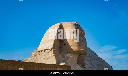 Die große Sphinx auf dem Gizeh-Plateau ist die älteste bekannte monumentale Skulptur in Ägypten Stockfoto