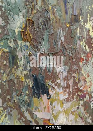 Dieses dynamische Foto aus nächster Nähe fängt die raue, viszerale Schönheit der Ölfarbe in einem abstrakten expressionistischen Stil ein. Dicke, energische Pinselstriche mel Stockfoto