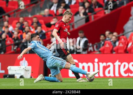 London, Großbritannien. April 2024. Manchester United Stürmer Rasmus Hojlund (11) im Einsatz während des Halbfinalspiels Coventry City FC gegen Manchester United FC Emirates FA Cup im Wembley Stadium, London, England, Vereinigtes Königreich am 21. April 2024 Credit: Every Second Media/Alamy Live News Stockfoto