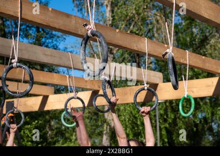 Selektiver Fokus, Athleten Hände an einem hängenden Hindernis bei einem Hindernisrennen, OCR Stockfoto