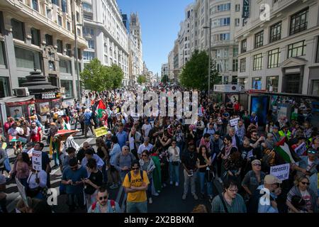 Madrid, Spanien. April 2024. Hunderte Demonstranten marschieren während einer pro-palästinensischen Demonstration entlang Madrids Gran Via. Das Solidaritätsnetzwerk gegen die Besetzung Palästinas (RESCOP) demonstrierte gemeinsam mit anderen pro-palästinensischen Organisationen auf den Straßen Madrids, um die spanische Regierung von Pedro Sánchez aufzufordern, „den Waffenhandel und die Beziehungen zu Israel zu beenden“. "Genug von der Komplizenschaft der Regierung und der Unternehmen" mit dem Staat Israel. Quelle: SOPA Images Limited/Alamy Live News Stockfoto