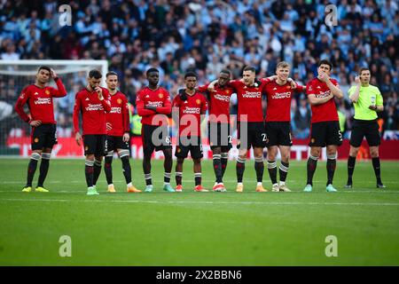 LONDON, Großbritannien - 21. April 2024: Spieler von Manchester United sehen sich beim Elfmeterschießen im Halbfinalspiel des Emirates FA Cup zwischen Coventry City FC und Manchester United FC im Wembley Stadium an (Credit: Craig Mercer/ Alamy Live News) Stockfoto