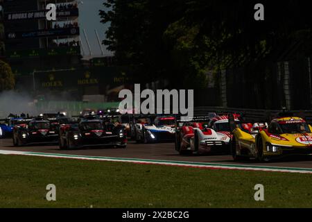 Imola Circuit, Bologna, Emilia-Romagna, Italien. April 2024. 2024 FIA-Langstrecken-Weltmeisterschaft, 6 Stunden Imola, Renntag; Crash nach dem Rennen Start Credit: Action Plus Sports/Alamy Live News Stockfoto