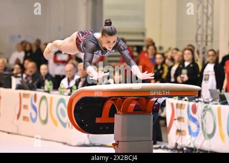 Jesolo, Italien. April 2024. Nunzia Dercenno (ITA) Tresor während des Kunstturns - Trofeo di Jesolo, Turnen in Jesolo, Italien, 21. April 2024 Credit: Independent Photo Agency/Alamy Live News Stockfoto