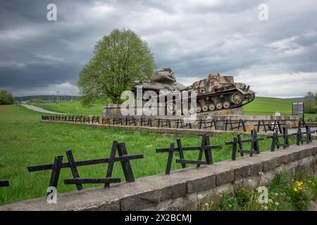 Sowjetischer T-34-Panzer und deutscher PzKpfw IV-Panzer auf dem Denkmal im „Tal des Todes“ (Udolie smrti) Kapisova, Slowakei, Europa. Stockfoto