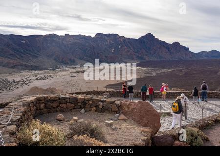 Teneriffa, Spanien - 04.12.2023: Touristen an einem Aussichtspunkt im Teide Nationalpark auf Teneriffa Stockfoto