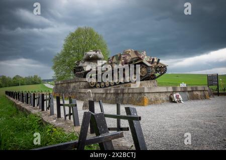 Sowjetischer T-34-Panzer und deutscher PzKpfw IV-Panzer auf dem Denkmal im „Tal des Todes“ (Udolie smrti) Kapisova, Slowakei, Europa. Stockfoto