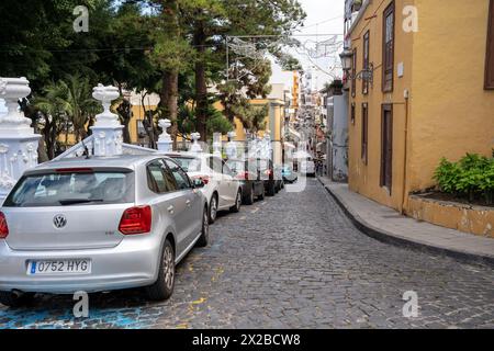 Icod de los Vinos, Teneriffa, Spanien - 07.12.2023: Alte Kopfsteinpflasterstraße in Icod de los Vinos, Teneriffa, Spanien Stockfoto