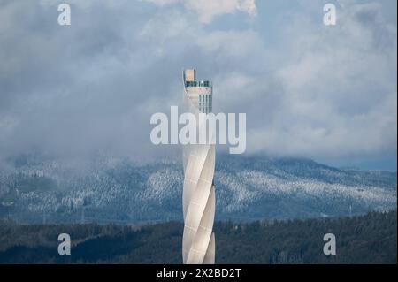 Wolken ziehen am TK-Elevator Testturm vorbei. Rottweil Baden-Württemberg Deutschland *** Wolken passieren den TK Elevator Testturm Rottweil Baden Württemberg Deutschland Stockfoto