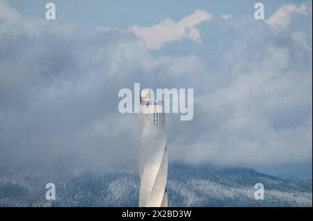 Wolken ziehen am TK-Elevator Testturm vorbei. Rottweil Baden-Württemberg Deutschland *** Wolken passieren den TK Elevator Testturm Rottweil Baden Württemberg Deutschland Stockfoto