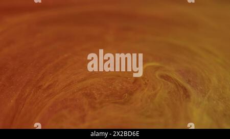 Glitzernebel-Textur. Farbspritzer. Defokussierte orange goldene gelbe Farbe glänzende flüssige Tinte wirbeln abstrakten Kunsthintergrund. Stockfoto
