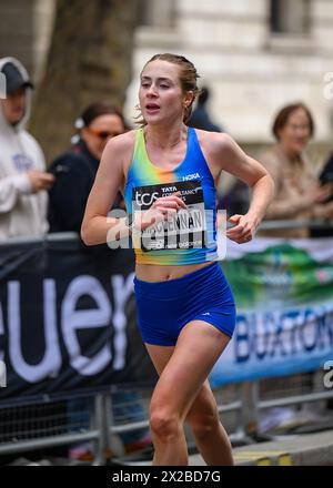 London, Großbritannien. April 2024. Mhairi Maclennan ist die erste britische Frau, die in ihrem Debüt beim London Marathon die Ziellinie überquert hat. Sie absolvierte das Eliterennen der Frauen 11. In einer Zeit von 02:29:15 Uhr und belegte den 39. Platz in der Gesamtwertung. Quelle: MartinJPalmer/Alamy Live News Stockfoto