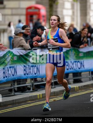 London, Großbritannien. April 2024. Mhairi Maclennan ist die erste britische Frau, die in ihrem Debüt beim London Marathon die Ziellinie überquert hat. Sie absolvierte das Eliterennen der Frauen 11. In einer Zeit von 02:29:15 Uhr und belegte den 39. Platz in der Gesamtwertung. Quelle: MartinJPalmer/Alamy Live News Stockfoto