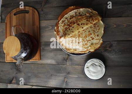 Crepe Pancakes Frühstück am Morgen im Restaurant. Russisches Frühstückskonzept Stockfoto