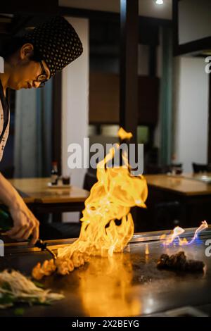 Berlin, Deutschland 05. 09. 2019. Der Teppanyaki-Koch kocht im Teppan in einem japanischen Steakhaus. Der japanische Koch zeigt eine Show mit Feuer und Flambé Stockfoto