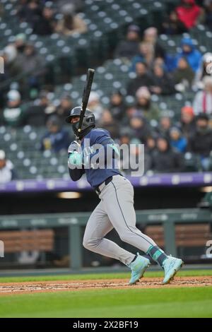 Denver CO, USA. April 2024. Seattle Centerfielder (44) bekommt einen Hit während des Spiels mit den Seattle Mariners und Colorado Rockies, die im Coors Field in Denver Co. Ausgetragen werden. David Seelig/Cal Sport Medi. Quelle: csm/Alamy Live News Stockfoto