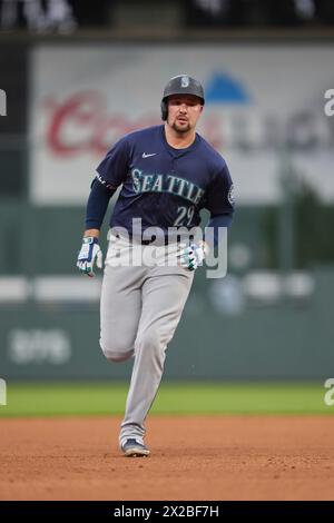 Denver CO, USA. April 2024. Der Seattle-Catcher Cal Raleigh (29) trifft während des Spiels mit den Seattle Mariners und den Colorado Rockies im Coors Field in Denver Co. Einen homer. David Seelig/Cal Sport Medi. Quelle: csm/Alamy Live News Stockfoto