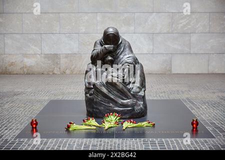 Skulptur Mutter mit totem Sohn von Käthe Kollwitz, neue Wache, Gedenkstätte der Bundesrepublik Deutschland für die Opfer von Krieg und Tyrannei, Berlin, Stockfoto
