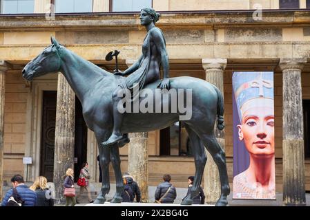 Skulptur, Amazone zu Pferd von Louis Tuaillon vor neuen Museums, Berlin, Deutschland. Stockfoto