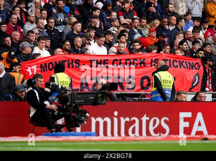 Die Fans von Manchester United halten ein Banner aus Protest gegen die Familie Glazer während des Halbfinalspiels des Emirates FA Cup im Wembley Stadium in London. Bilddatum: Sonntag, 21. April 2024. Stockfoto