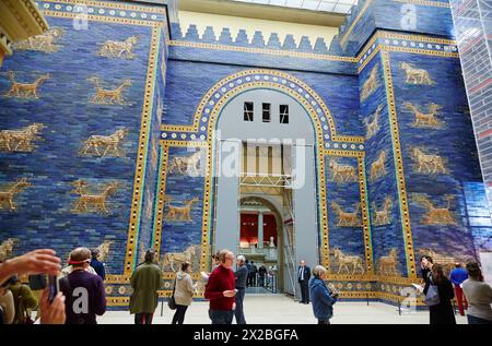 Ischtar-Tor von der antiken Stadt Babylon, Pergamon Museum, Berlin, Deutschland. Stockfoto