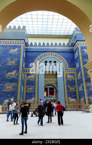 Ischtar-Tor von der antiken Stadt Babylon, Pergamon Museum, Berlin, Deutschland. Stockfoto