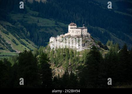 Das Schloss Tarasp im Unterengadin Stockfoto