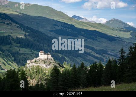 Das Schloss Tarasp im Unterengadin Stockfoto