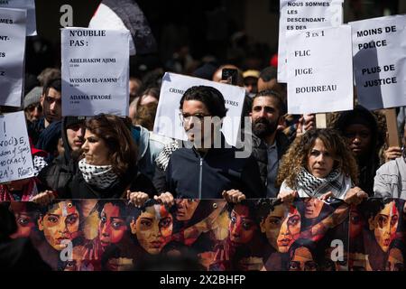 Paris, Frankreich. April 2024. Eine Menschenmenge von rund 2.000 Menschen protestierte gegen Rassismus, Islamophobie und Gewalt gegen Kinder, nachdem ein Gericht am Sonntag, den 21. April 2025, ihre Demonstration in Paris, Frankreich, stattfinden ließ. Foto: Pierrick Villette/ABACAPRESS.COM Credit: Abaca Press/Alamy Live News Stockfoto