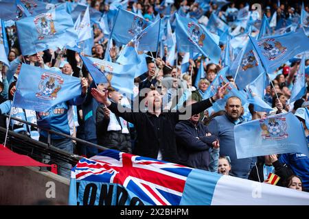 LONDON, Großbritannien - 21. April 2024: Fans von Coventry City beim Halbfinalspiel des Emirates FA Cup zwischen Coventry City FC und Manchester United FC im Wembley Stadium (Foto: Craig Mercer/ Alamy Live News) Stockfoto