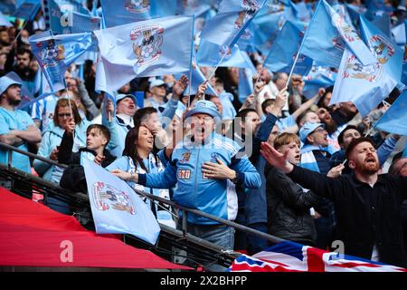 LONDON, Großbritannien - 21. April 2024: Fans von Coventry City beim Halbfinalspiel des Emirates FA Cup zwischen Coventry City FC und Manchester United FC im Wembley Stadium (Foto: Craig Mercer/ Alamy Live News) Stockfoto