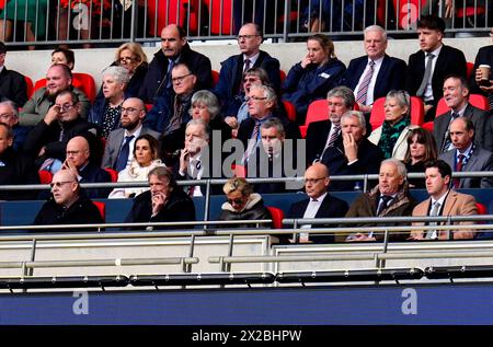 Avram Glazer (unten links), Jim Ratcliffe und Dave Brailsford (erste Reihe) und Jason Wilcox mit David Gill (zweite Reihe) während des Halbfinalspiels des Emirates FA Cup im Wembley Stadium, London. Bilddatum: Sonntag, 21. April 2024. Stockfoto