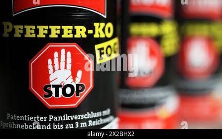 Viersen, Deutschland - 5. April. 2024: Nahaufnahme der Ballistol Pepper Defensive Spraydosen zur Selbstverteidigung Stockfoto