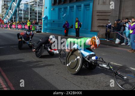 London, Großbritannien. April 2024, London Bridge, London Britain, London Marathon 2024. Geert Schipper vor der London Bridge, die von dem US-amerikanischen Aaron Pike und dem japanischen Sho Watanabe beim London Marathon Men’s, Rollstuhl Race 2024 eng angegriffen wurde. Helen Cowles / Alamy Live News . Stockfoto