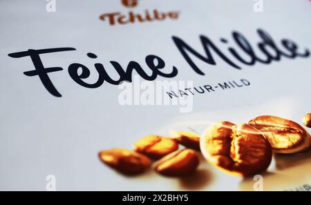 Viersen, Deutschland - 5. April. 2024: Nahaufnahme der Tchibo Feine Milde Kaffeepackung Stockfoto